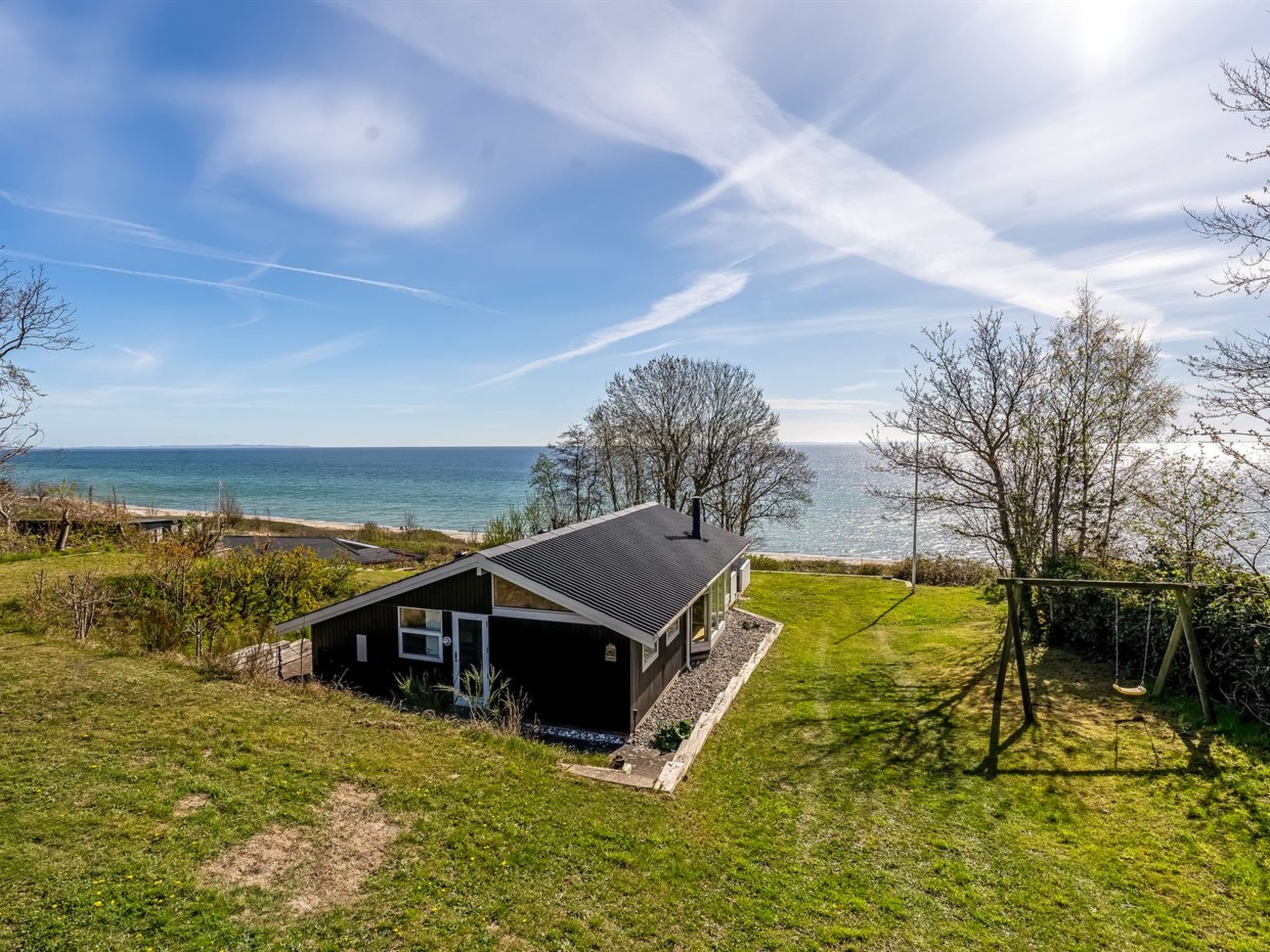 "Stefan" - 50m from the sea", huis 3-kamers 72 m2. Het objekt is geschikt voor 6 volwassenen. Woonkamer met TV. 1 kamer met 1 2-pers bed. 1 kamer met 1 2-pers bed. 1 kamer met 1 x 2 stapelbedden. Keuk..