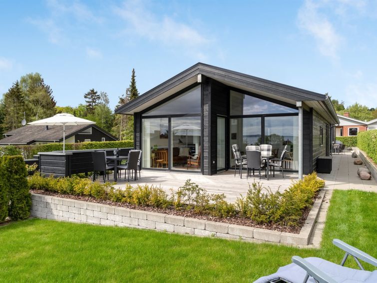 Aan zee: Modern vakantiehuis Øgoti in Ebeltoft met zeezicht in Ebeltoft
