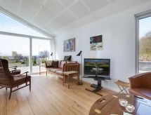 Aan zee: Modern vakantiehuis Øgoti in Ebeltoft met zeezicht - thumbnail 4