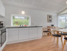 Aan zee: Modern vakantiehuis Øgoti in Ebeltoft met zeezicht - thumbnail 6