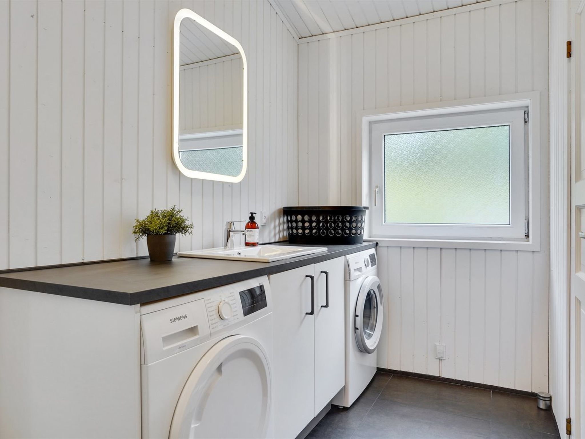 "Bjarki" - 800m from the sea - Binnen