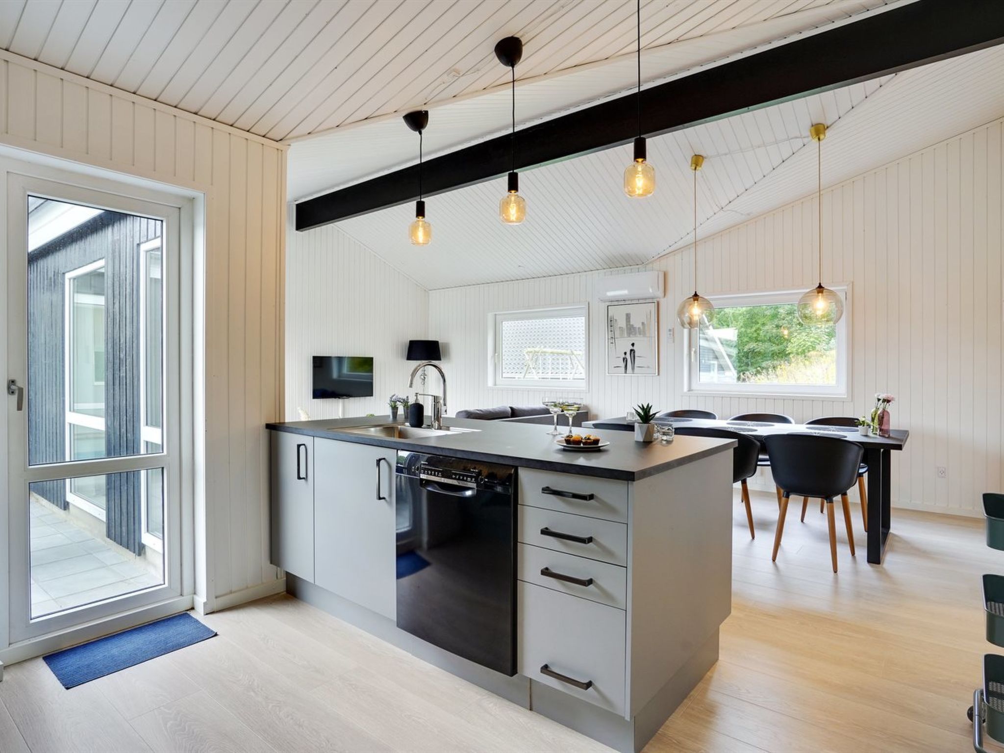 "Bjarki" - 800m from the sea - Binnen