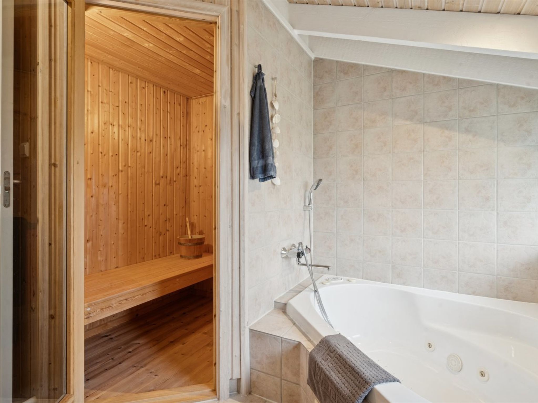 "Alvy" - 200m from the sea-Dedans