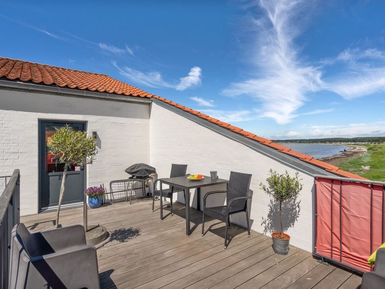 "Elvin" - 20m from the sea", appartement 51 m2. Het objekt is geschikt voor 4 volwassenen. Open woonkamer galerij met 1 2-pers bed, 2 slaapplaatsen en TV. Keuken (2-pits kookplaat, magnetron, diepvrie..