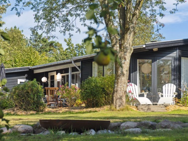 "Fintan" - 1km from the sea", huis 3-kamers 70 m2. Het objekt is geschikt voor 3 volwassenen + 3 kinderen. Woonkamer met TV. 1 kamer met 1 2-pers bed. 1 kamer met 2 bedden. 1 kamer met 1 slaapplaats. ..