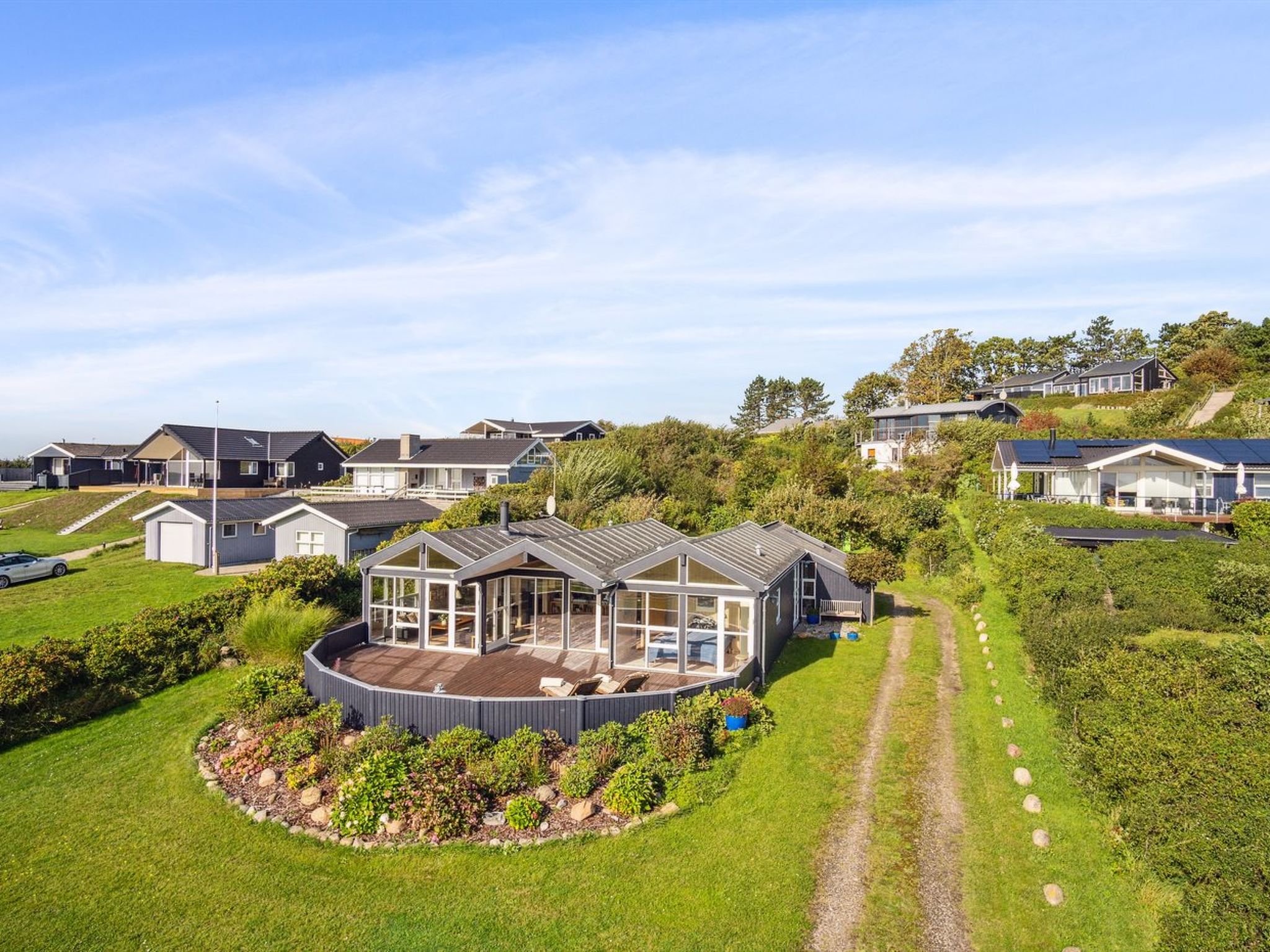 "Iivari" - 70m from the sea", huis 4-kamers 97 m2. Het objekt is geschikt voor 8 volwassenen. Woonkamer met TV. 1 kamer met 1 2-pers bed. 1 kamer met 1 2-pers bed. Studio 1 kamer met met 1 2-pers bed...