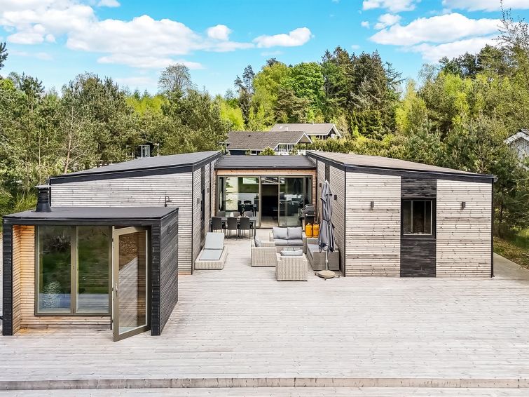 "Danske" - 6.8km from the sea", huis 4-kamers 155 m2. Het objekt is geschikt voor 8 volwassenen. Woonkamer met TV. 1 kamer met 1 2-pers bed. 1 kamer met 1 2-pers bed. 1 kamer met 1 2-pers bed. 1 kamer..