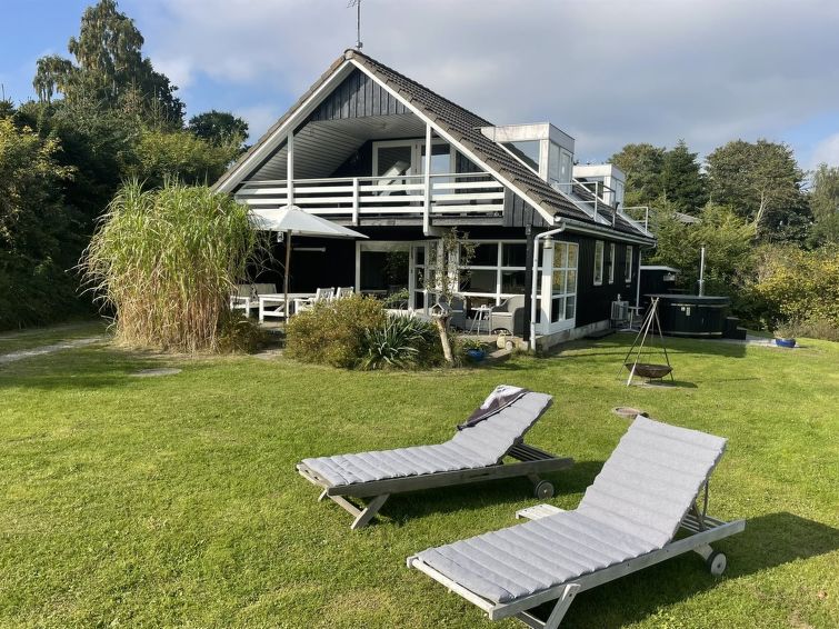 "Asmod" - 450m from the sea", huis 4-kamers 104 m2. Het objekt is geschikt voor 6 volwassenen. Woonkamer met TV en radio. 1 kamer met 1 2-pers bed. 1 kamer met 1 2-pers bed. 1 kamer met 1 bed. 1 kamer..