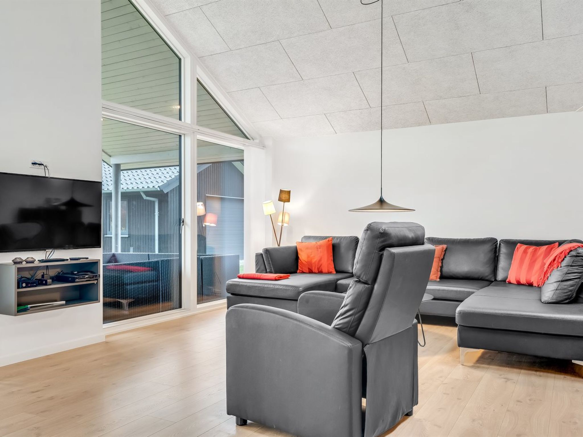 "Erlinda" - 300m from the sea - Binnen