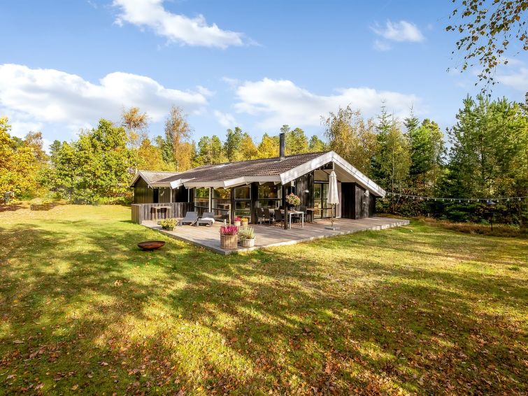 "Edvard" - 300m from the sea", huis 4-kamers 92 m2. Het objekt is geschikt voor 8 volwassenen. Woonkamer met TV. 1 kamer met 1 2-pers bed. 1 kamer met 2 bedden. 1 kamer met 2 bedden. Open galerij, 1 k..