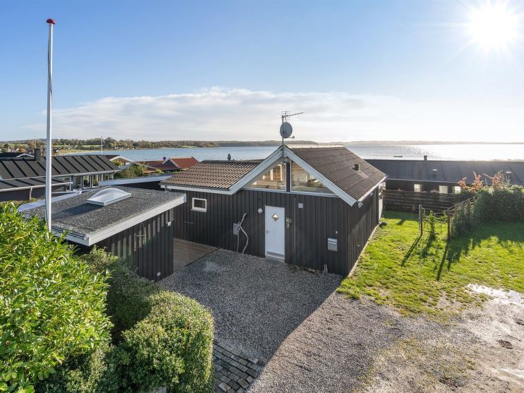 Aan zee gelegen vakantiehuis in Rønde met zeezicht in Rønde