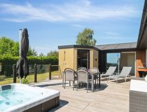 Vakantiehuis aan zee in Rønde met whirlpool en open haard - thumbnail 1