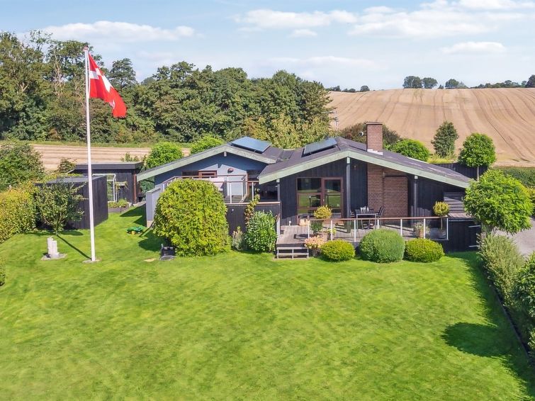 Vakantiehuis met open haard en zeezicht in Rønde in Rønde