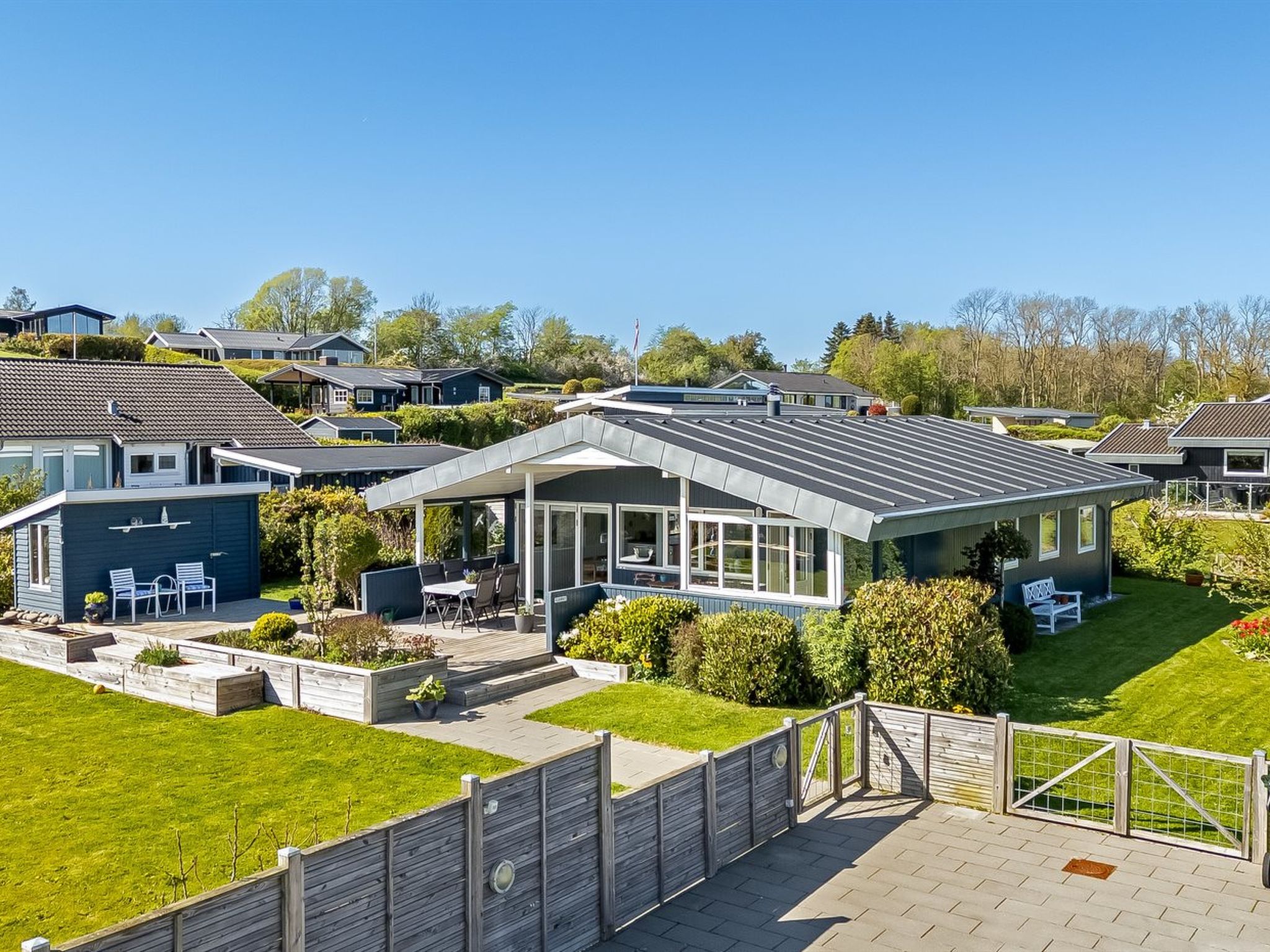 "Carlie" - 400m from the sea", huis 3-kamers 92 m2. Het objekt is geschikt voor 6 volwassenen. Woonkamer met TV en radio. 1 kamer met 1 2-pers bed. 1 kamer met 1 2-pers bed. 1 kamer met 2 bedden. Keuk..