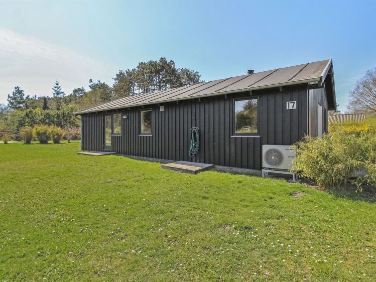 "Nette" - 300m from the sea", huis 3-kamers 98 m2. Het objekt is geschikt voor 6 volwassenen. Woonkamer met TV. 1 kamer met 1 2-pers bed. 1 kamer met 2 bedden. 1 kamer met 1 2-pers bed. Keuken (oven, ..
