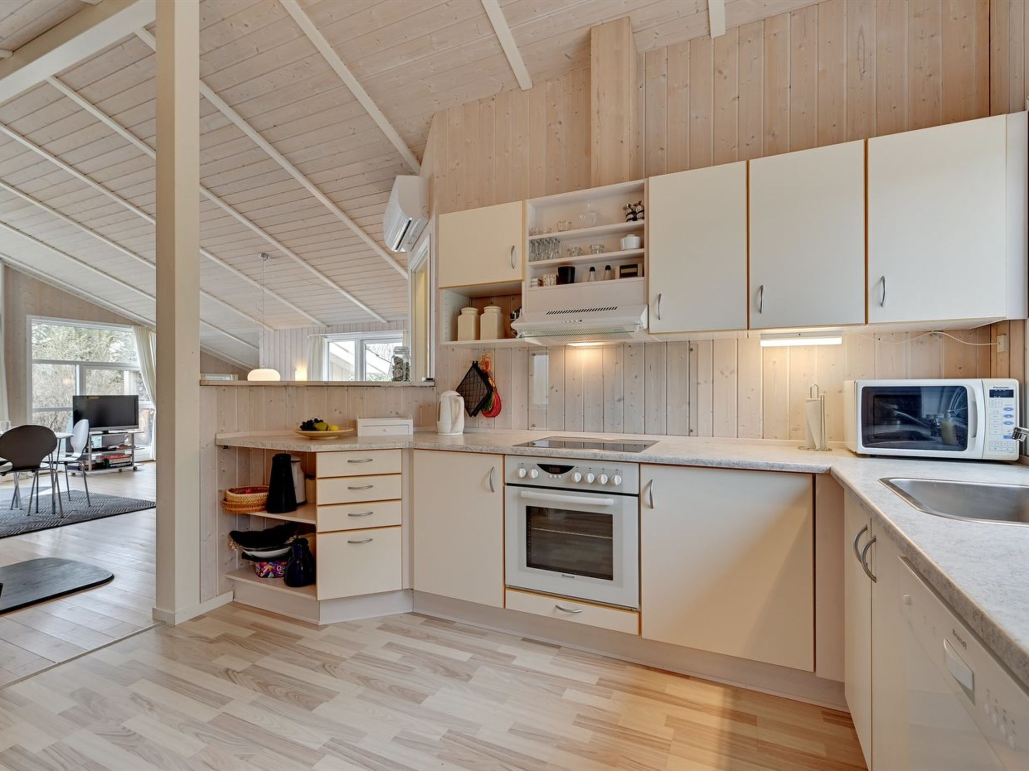 "Sitka" - 250m from the sea - Binnen