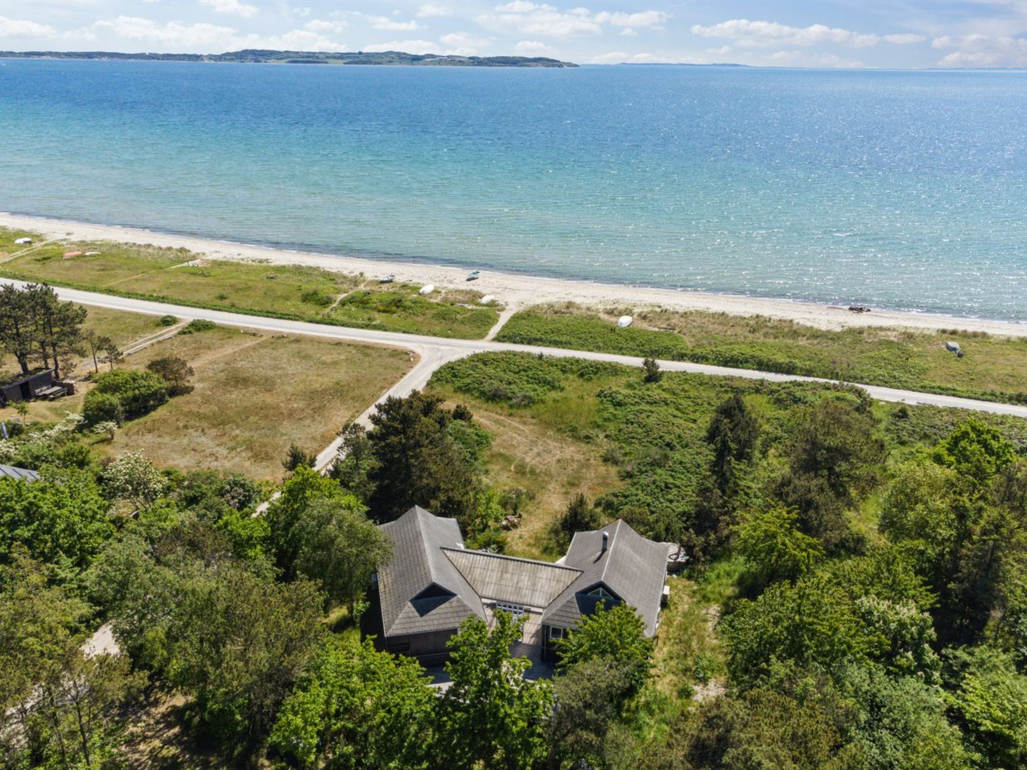 "Klint" - 25m from the sea", huis 3-kamers 77 m2. Het objekt is geschikt voor 6 volwassenen. Woonkamer met TV. Studio 1 kamer met met 2 bedden en 1 2-pers bed. Keuken (oven, afwasmachine, 4 inductieko..