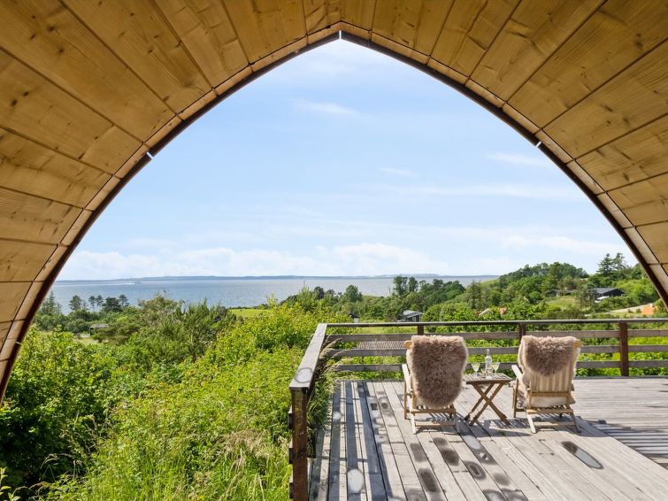 "Gærmund" - 700m from the sea", huis 3-kamers 49 m2. Het objekt is geschikt voor 5 volwassenen. Woonkamer met TV. 1 kamer met 1 2-pers bed. 1 kamer met 1 bed. 1 kamer met 1 x 2 stapelbedden. Keuken (..