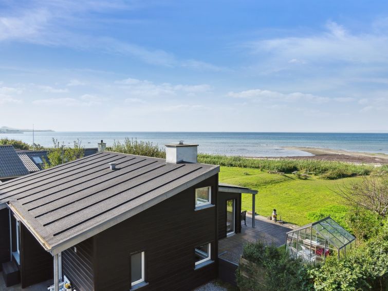 "Nilson" - 50m from the sea", huis 3-kamers 169 m2. Het objekt is geschikt voor 8 volwassenen. Woonkamer met TV en radio. 1 kamer met 1 2-pers bed. 1 kamer met 1 2-pers bed. Open galerij, 1 kamer met ..