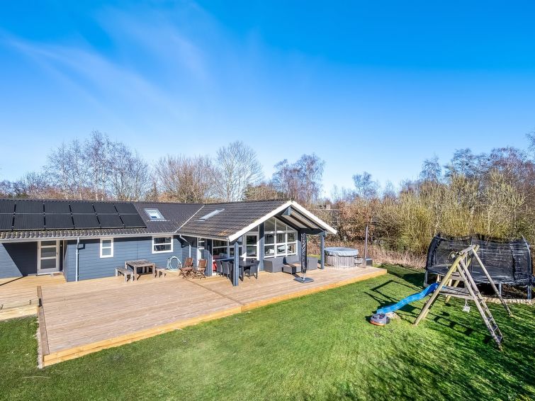 "Alrike" - 850m from the sea", huis 4-kamers 114 m2. Het objekt is geschikt voor 8 volwassenen + 1 kinderen. Woonkamer met TV, stereo-installatie en DVD. 1 kamer met 1 2-pers bed. 1 kamer met 1 2-pers..