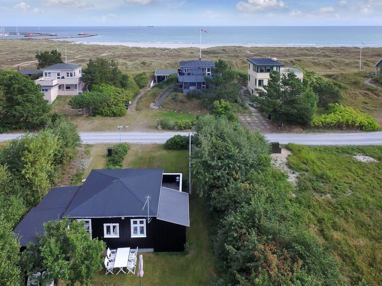 "Alina" - 200m from the sea", 3-Zimmer-Haus 50 m2. Objekt geeignet für 6 Erwachsene + 1 Kind. Wohnzimmer mit 1 Bett, TV, Radio, CD, Stereoanlage und DVD. 1 Zimmer mit 1 Doppelbett. 1 Zimmer mit 2 x 2..