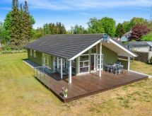 "Henninge" - 300m from the sea