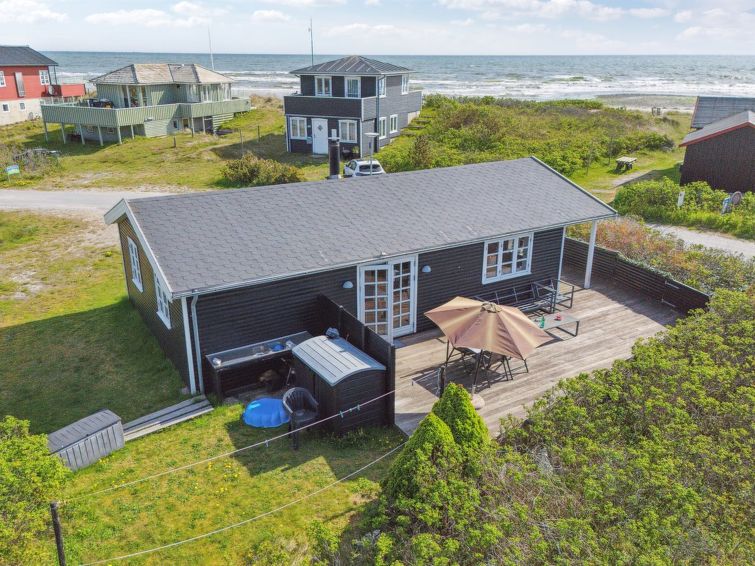 "Baarde" - 60m from the sea", huis 3-kamers 69 m2. Het objekt is geschikt voor 6 volwassenen. Woonkamer met 1 2-pers bed en TV. 1 kamer met 1 2-pers bed. 1 kamer met 1 2-pers bed. Keuken (oven, afwasm..