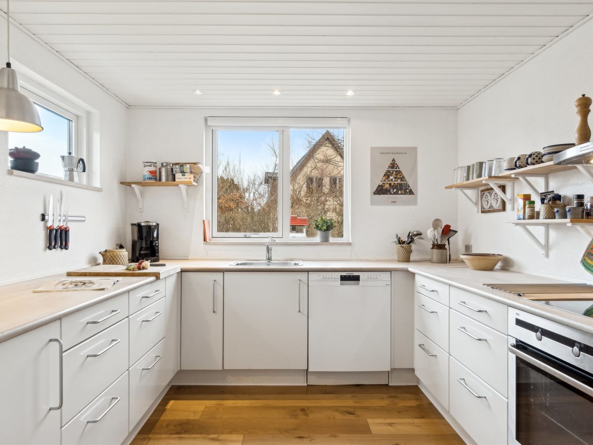 "Riki" - 100m from the sea-Drinnen