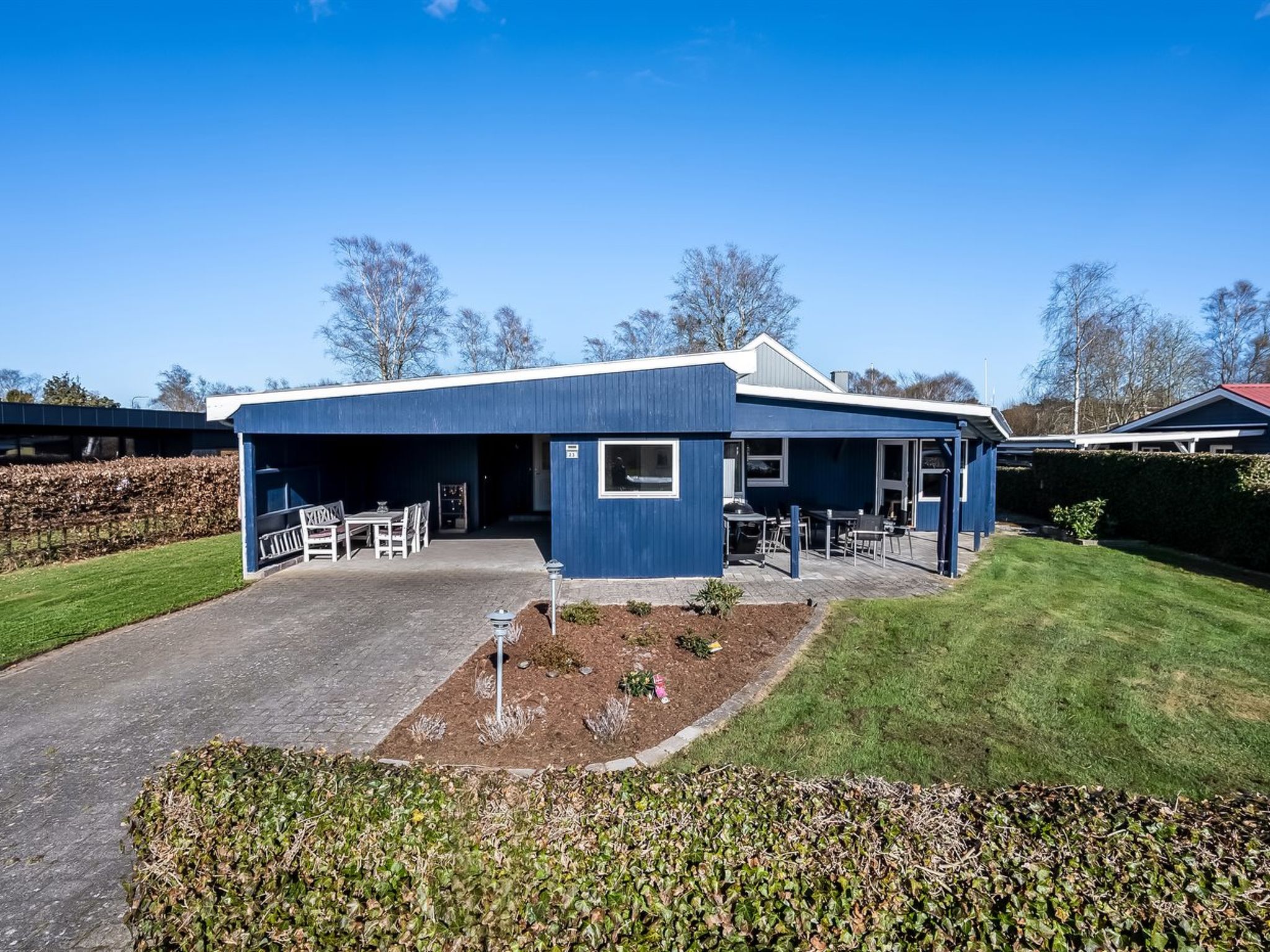 "Nisse" - 300m from the sea", huis 3-kamers 105 m2. Het objekt is geschikt voor 6 volwassenen. Woonkamer met TV. 1 kamer met 1 2-pers bed. Studio 1 kamer met met 2 bedden. Keuken (oven, afwasmachine, ..