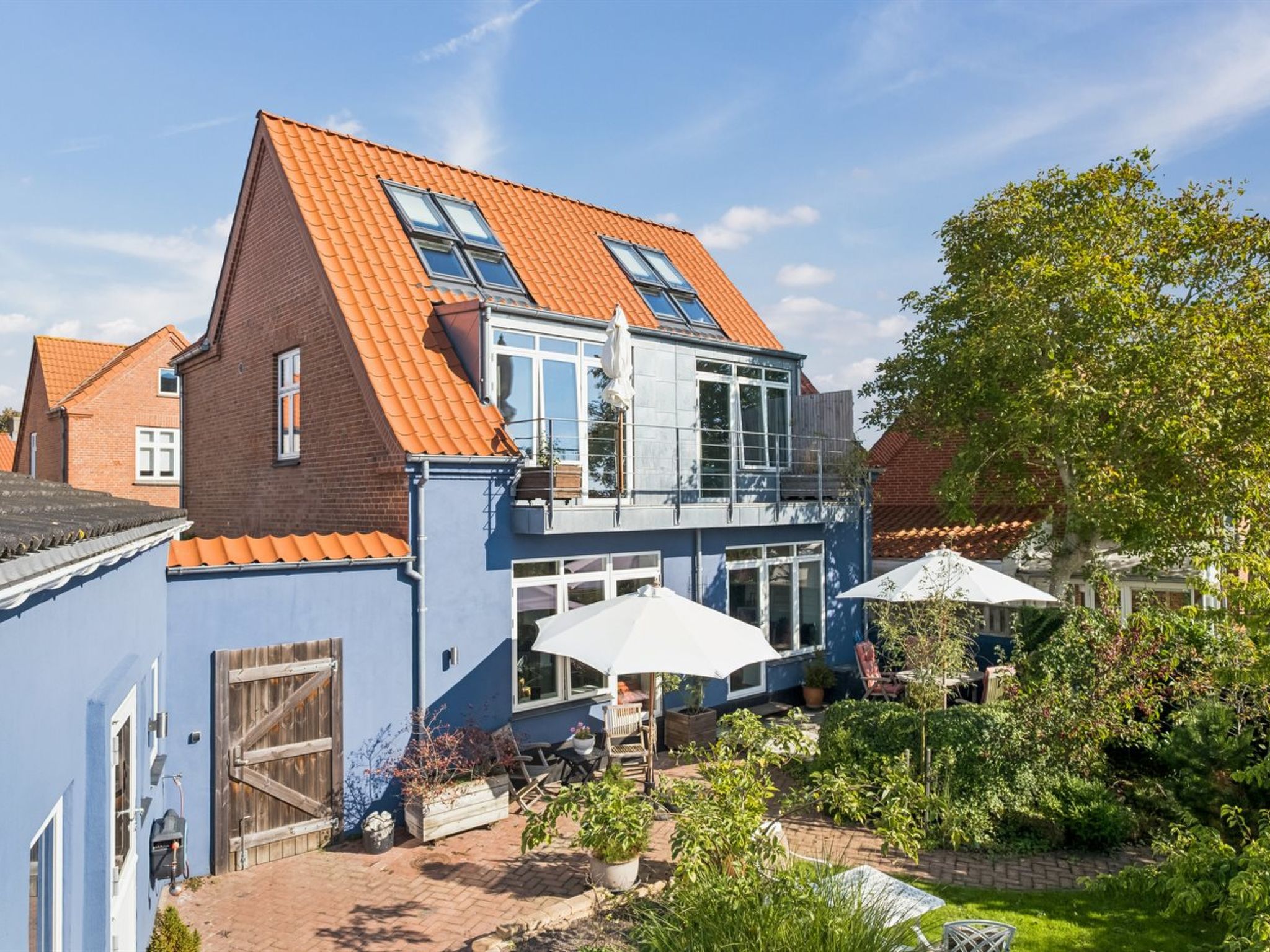 "Frænde" - 500m from the sea", huis 3-kamers 186 m2. Het objekt is geschikt voor 6 volwassenen + 2 kinderen. Woonkamer met TV. 1 kamer met 1 2-pers bed. 1 kamer met 1 2-pers divanbed. 1 kamer met 1 b..