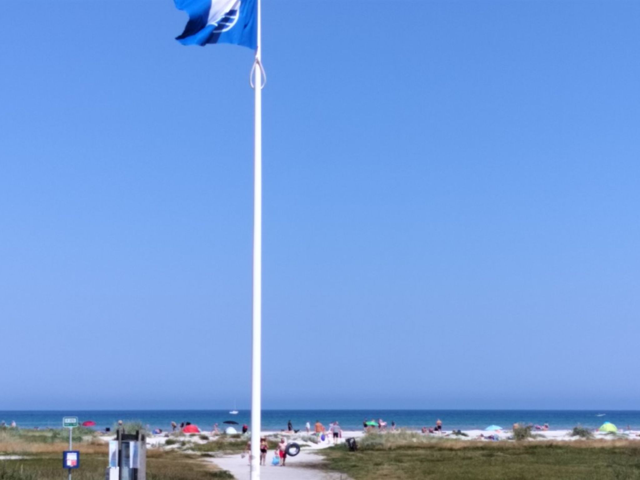 "Line" - 10m from the sea-Buiten
