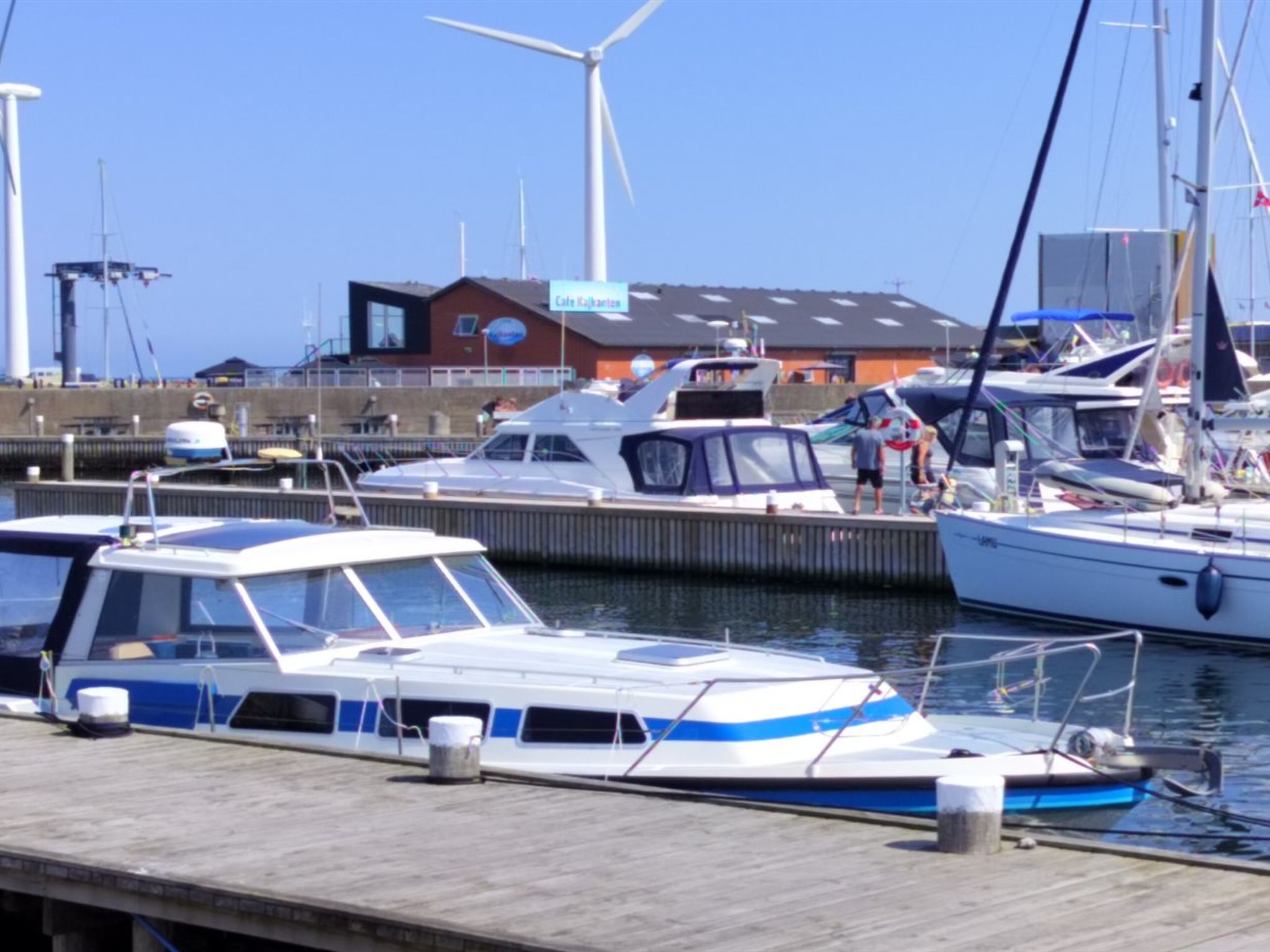 "Line" - 10m from the sea-Buiten