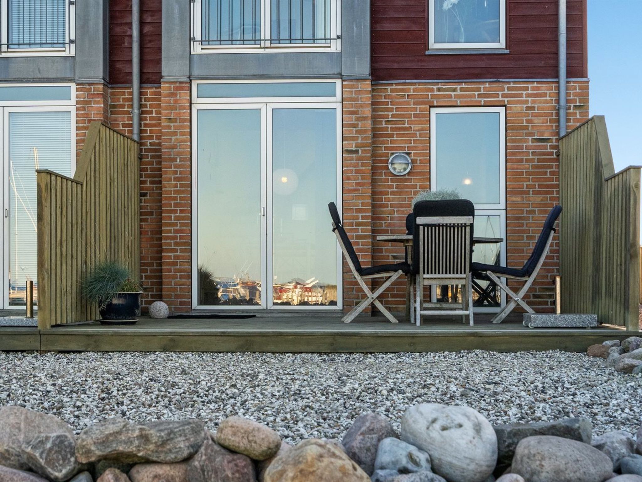 "Line" - 10m from the sea-Buiten