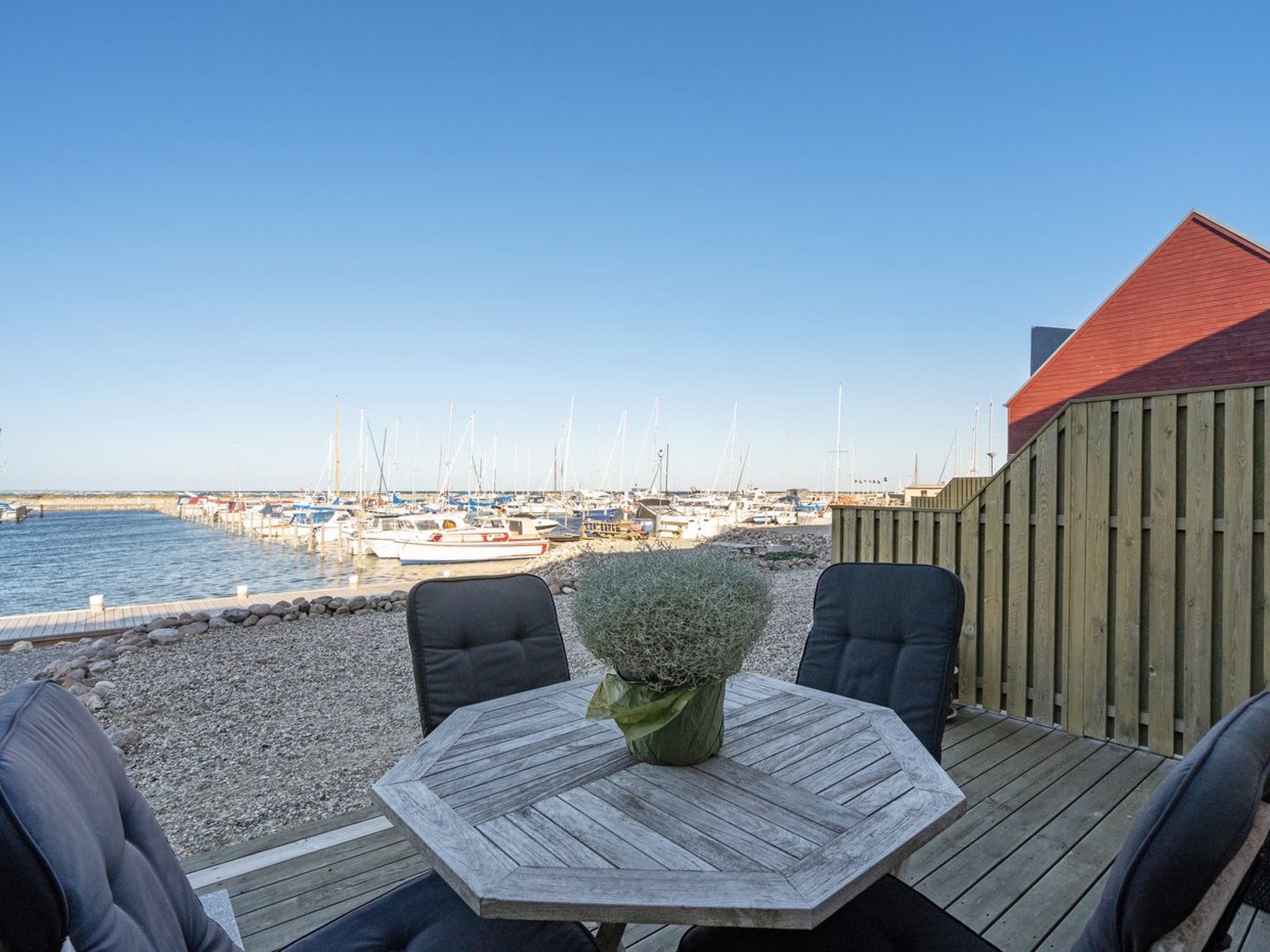 "Line" - 10m from the sea-Buiten