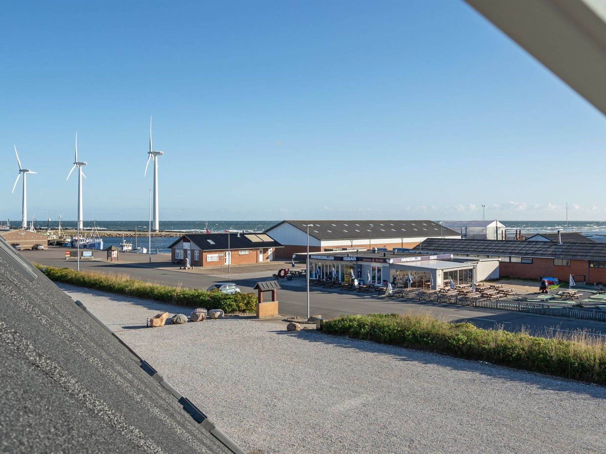"Line" - 10m from the sea-Buiten
