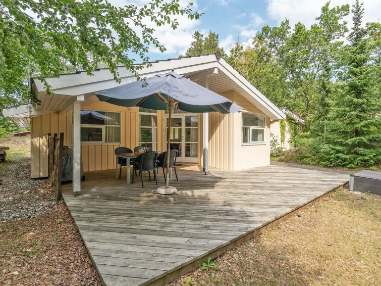 "Ros" - 350m from the sea", huis 3-kamers 77 m2. Het objekt is geschikt voor 6 volwassenen + 1 kinderen. Woonkamer met TV en radio. 1 kamer met 1 2-pers bed. 1 kamer met 1 2-pers bed. 1 kamer met 2 be..