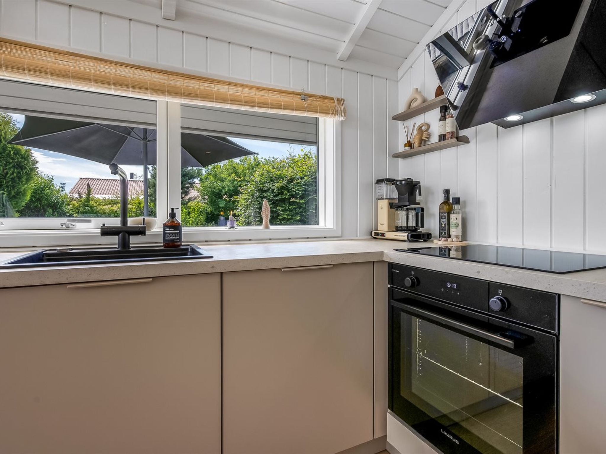 "Kristanna" - 1.2km from the sea - Binnen