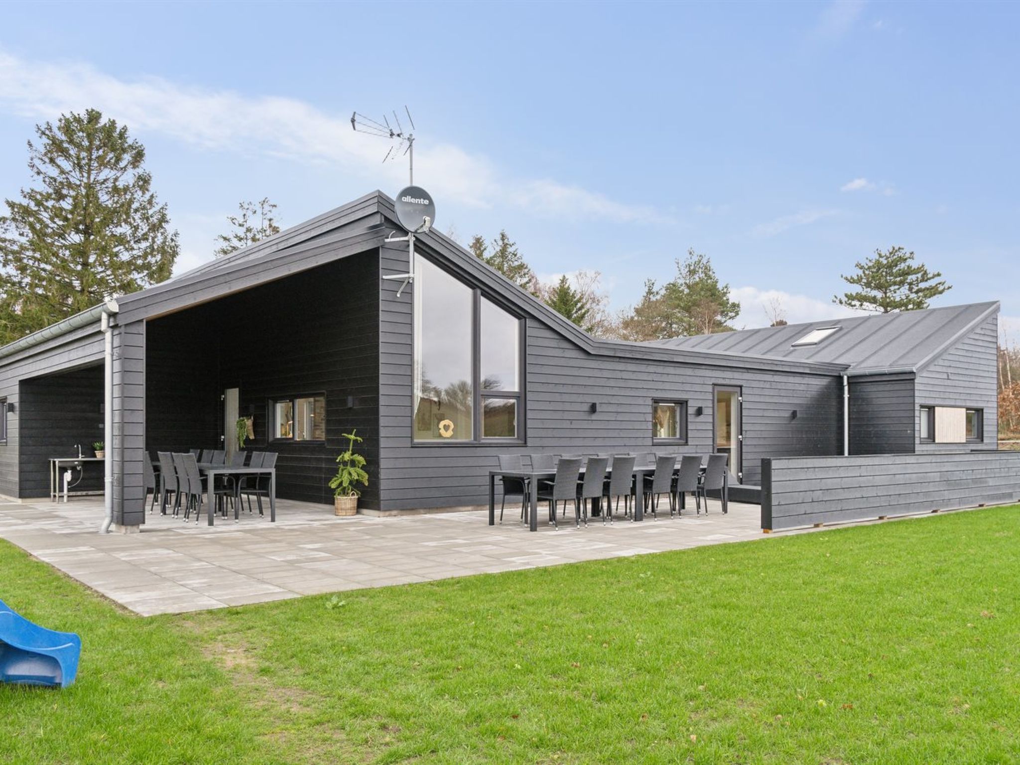 "Filippine" - 800m from the sea", huis 7-kamers 268 m2. Het objekt is geschikt voor 22 volwassenen. Woonkamer met TV. 1 kamer met 1 2-pers bed. 1 kamer met 1 2-pers bed. 1 kamer met 1 2-pers bed. 1 ka..
