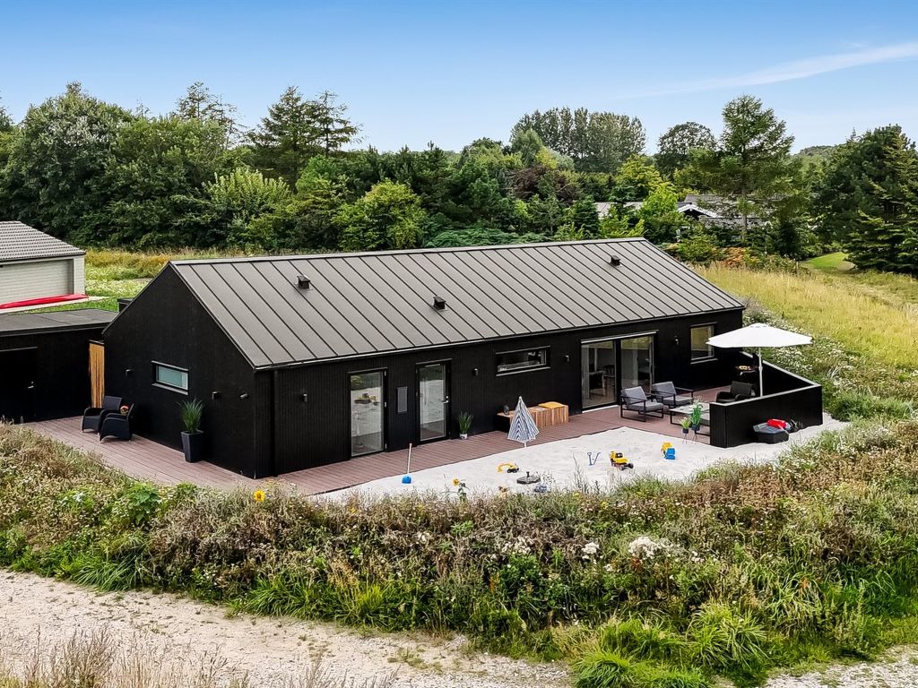 'Artur' - 800m from the sea