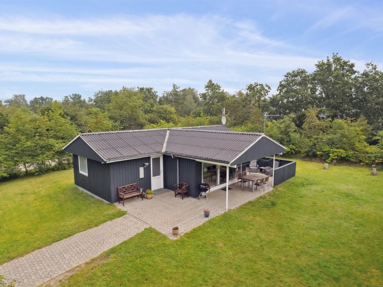 "Sunaj", 3-Zimmer-Haus 70 m2. Objekt geeignet für 5 Erwachsene + 1 Kind. Wohnzimmer mit TV, CD, Stereoanlage und DVD. 1 Zimmer mit 1 Doppelbett. 1 Zimmer mit 1 Doppelbett. 1 Zimmer mit 1 Bett und 1 S..