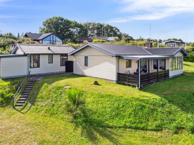 "Eliana" - 300m from the sea", huis 3-kamers 107 m2. Het objekt is geschikt voor 8 volwassenen. Woonkamer met TV. 1 kamer met 1 2-pers bed. Studio 1 kamer met met 2 bedden en 1 x 2 stapelbedden. Keuke..