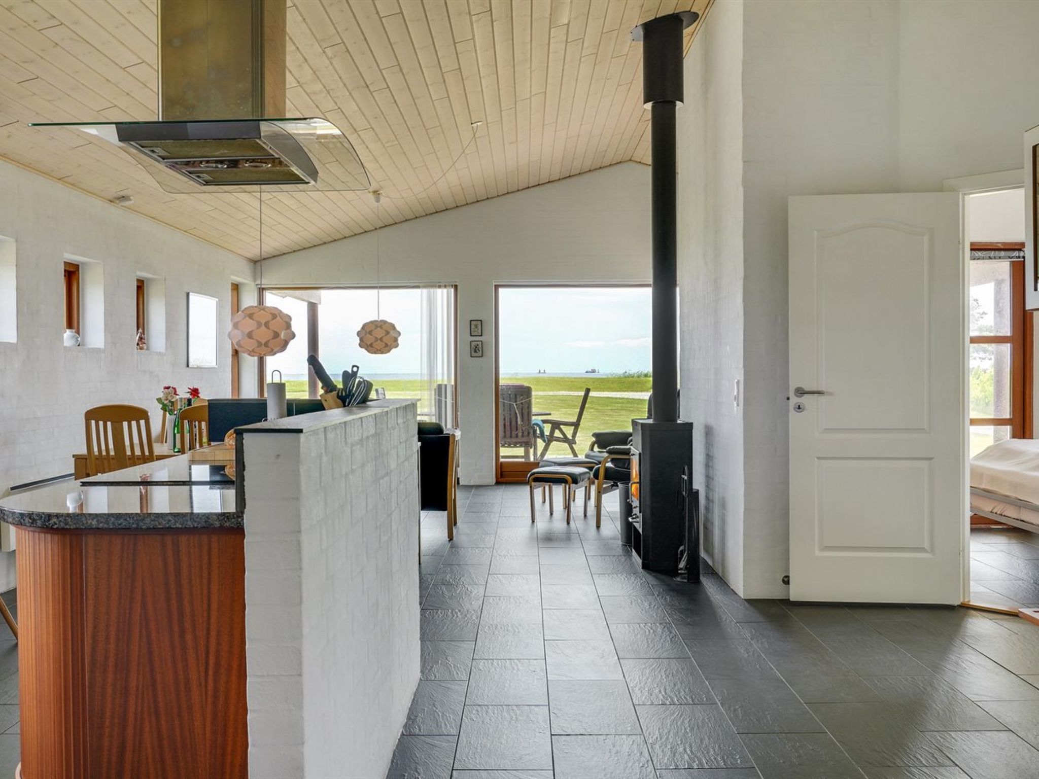 "Roope" - 50m from the sea - Drinnen