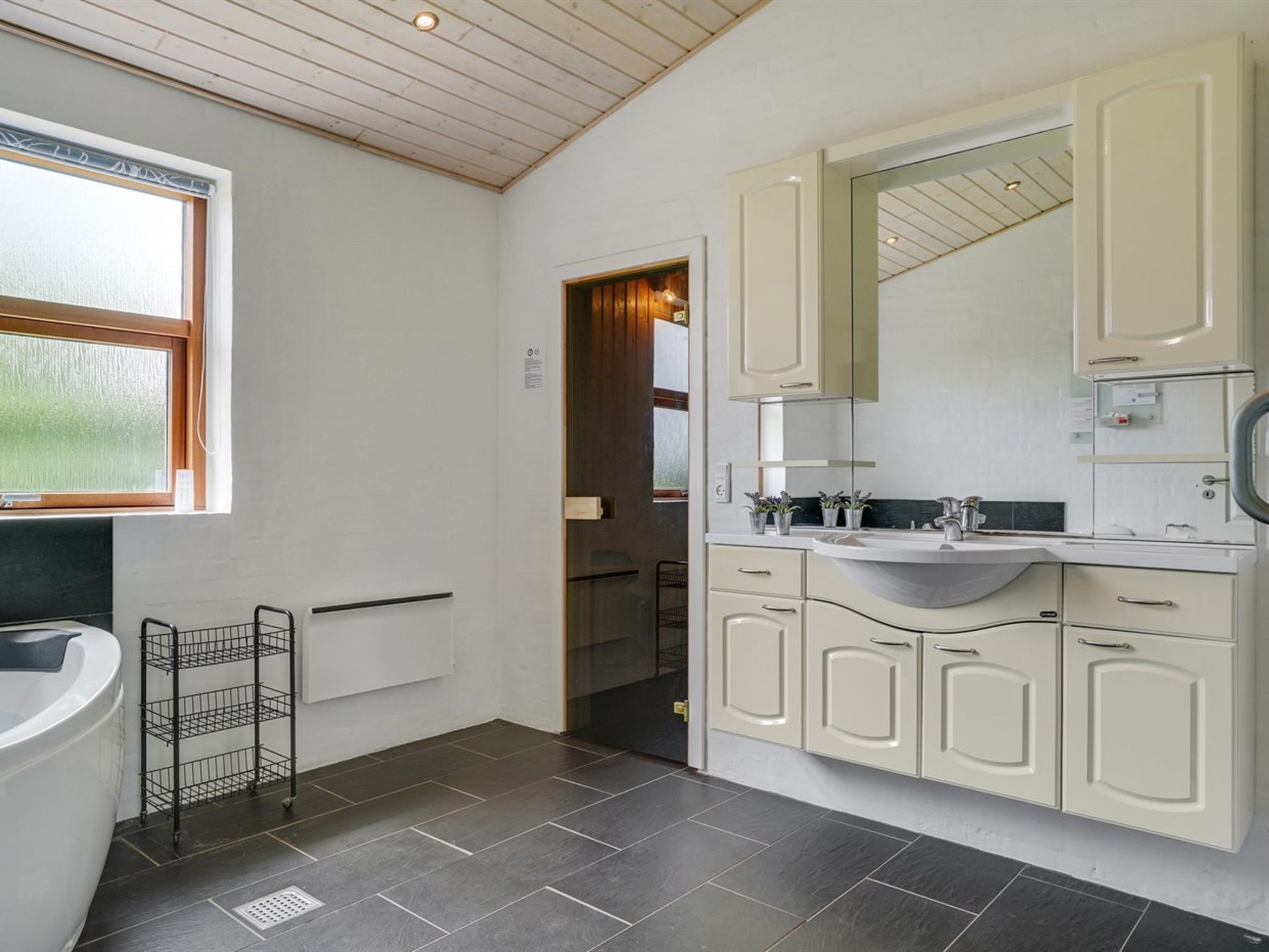 "Roope" - 50m from the sea - Drinnen