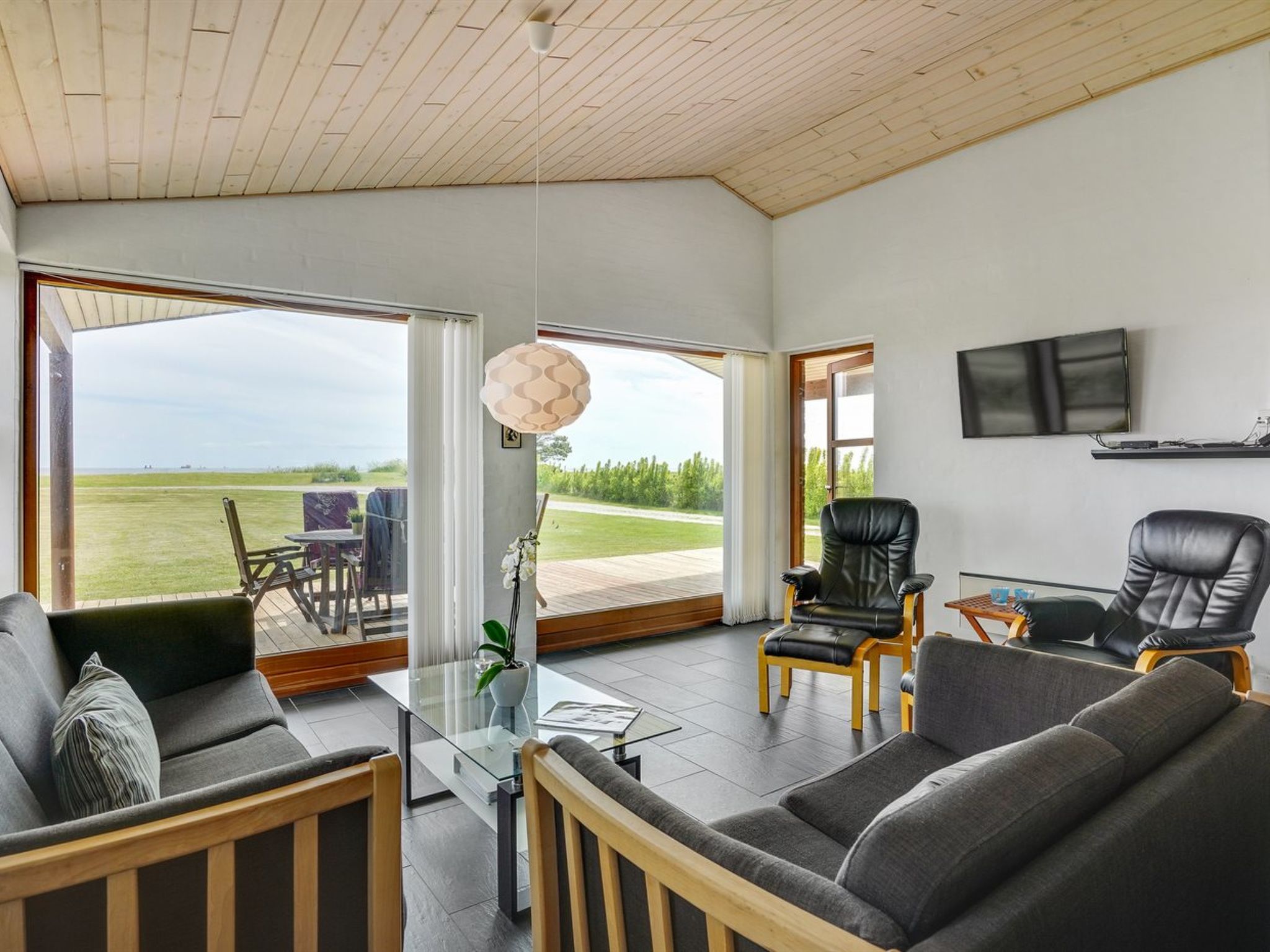 "Roope" - 50m from the sea-Drinnen