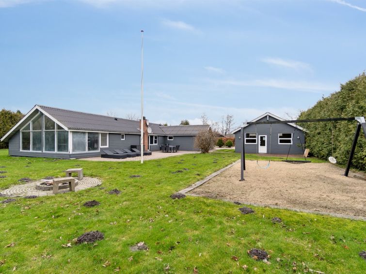 "Fidelia" - 400m from the sea", 4-Zimmer-Haus 210 m2. Objekt geeignet für 8 Erwachsene. Wohnzimmer mit TV. 1 Zimmer mit 1 Doppelbett. 1 Zimmer mit 1 Doppelbett. 1 Zimmer mit 1 Doppelbett. 1 Zimmer mi..