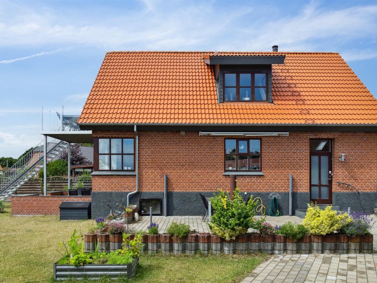 Op 500 m van zee: Ruim vakantiehuis met zeezicht in Sæby in Sæby