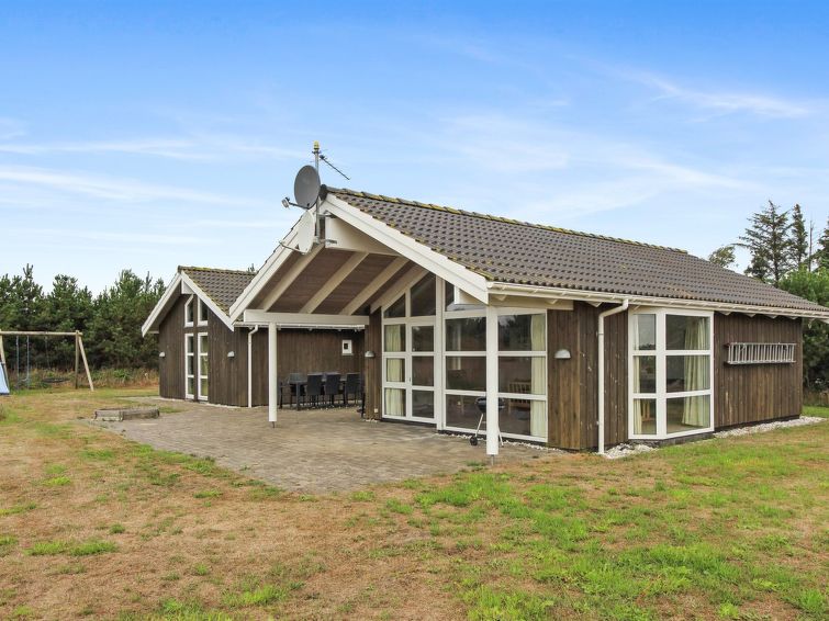 "Calina" - 300m from the sea", huis 3-kamers 120 m2. Het objekt is geschikt voor 6 volwassenen + 1 kinderen. Woonkamer met TV, CD-speler, stereo-installatie en DVD. 1 kamer met 1 2-pers bed. 1 kamer m..