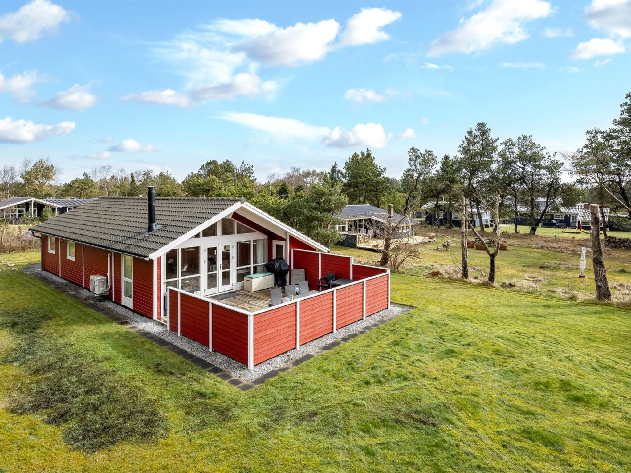 "Hialmar" - 300m from the sea", huis 3-kamers 84 m2. Het objekt is geschikt voor 6 volwassenen + 1 kinderen. Woonkamer met TV, radio en CD-speler. 1 kamer met 2 bedden. 1 kamer met 2 bedden. Keuken (o..