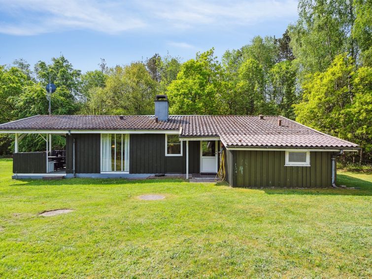 "Gerulf" - 800m from the sea", huis 3-kamers 90 m2. Het objekt is geschikt voor 5 volwassenen + 1 kinderen. Woonkamer met TV en radio. 1 kamer met 1 2-pers bed. 1 kamer met 1 bed. 1 kamer. Keuken (ove..