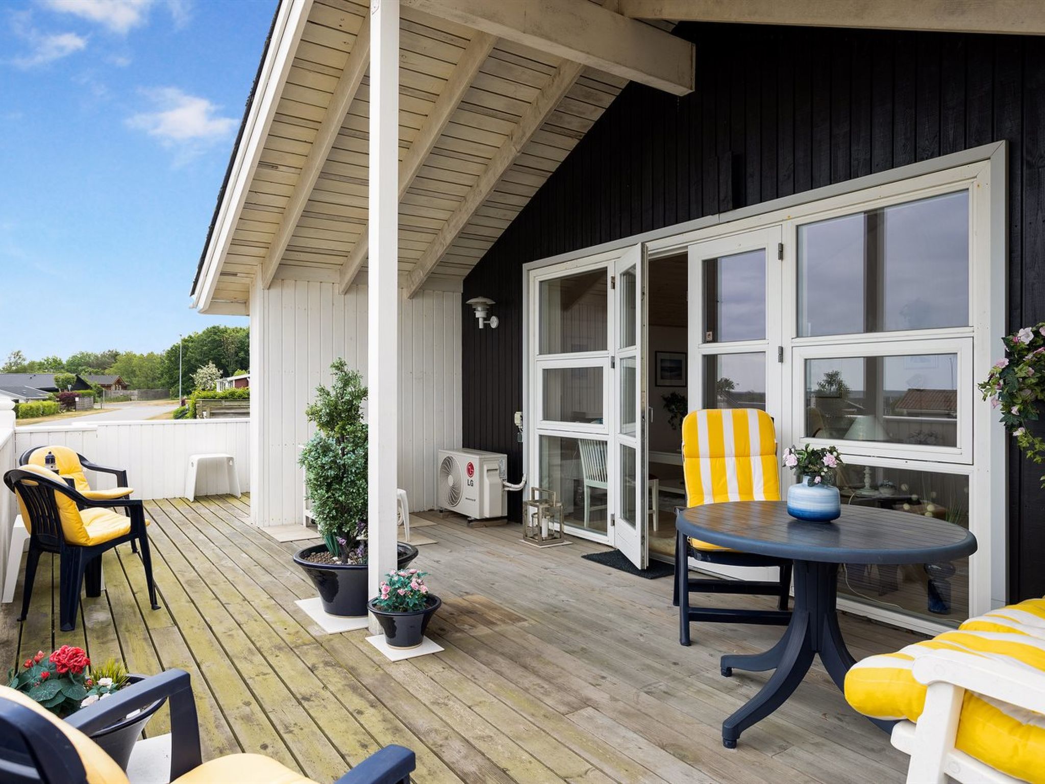"Yvette" - 150m from the sea - Buiten